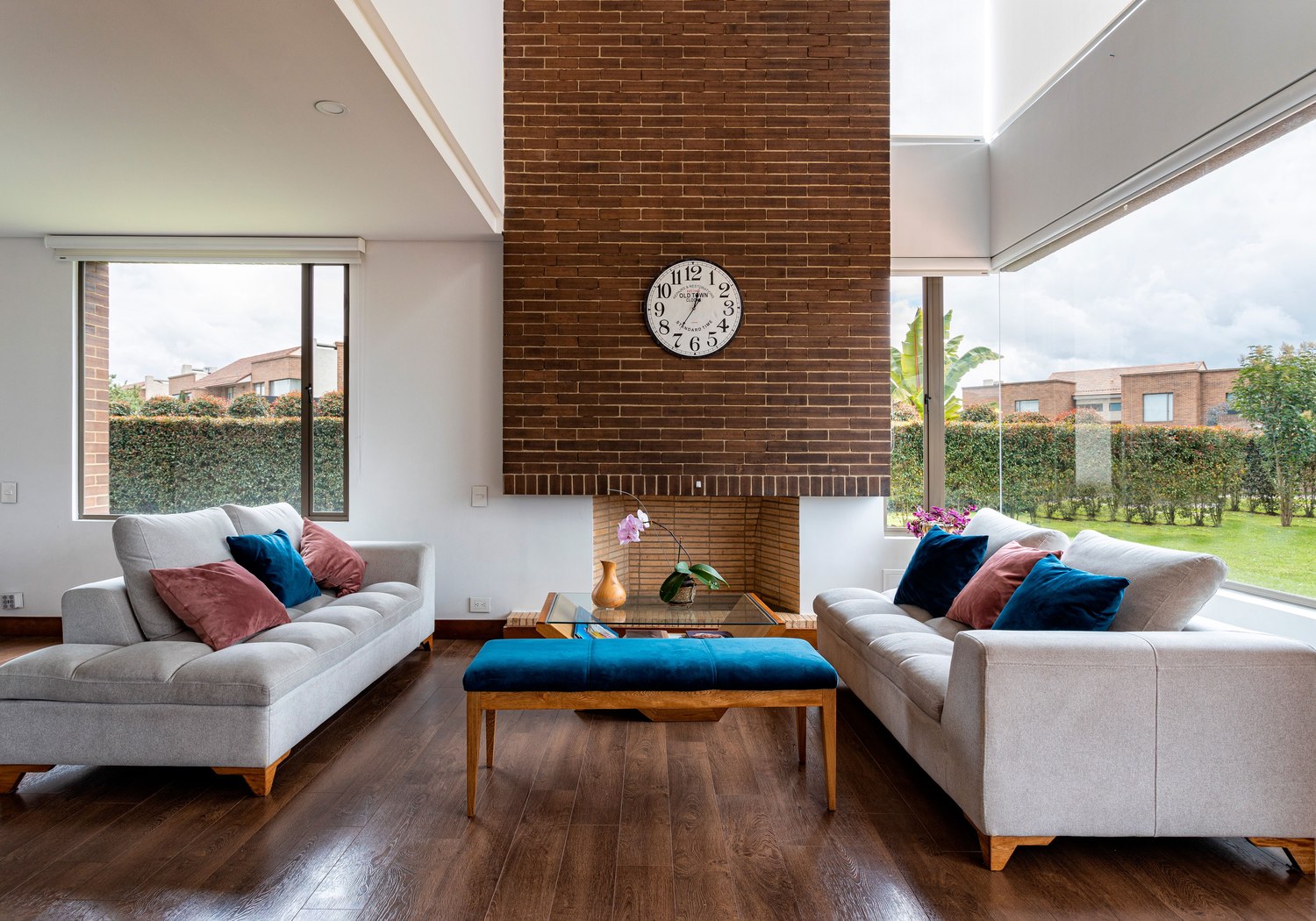 Freundlicher moderner Wohnraum mit Tageslicht und Blick in den Garten
